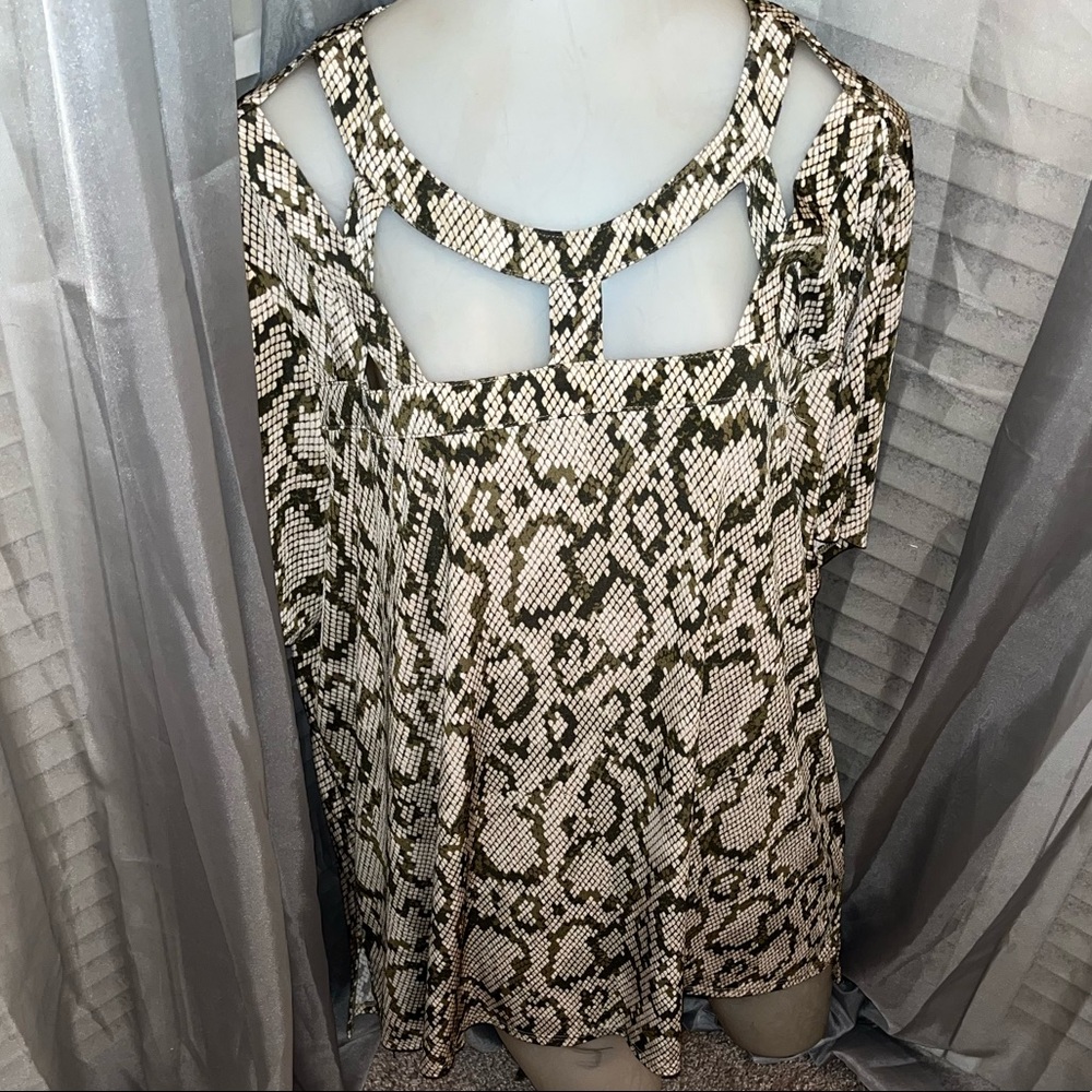 CATO Women’s Animal Print Top with Cut-Out Front. Sz 18/20W. Short sleeve.